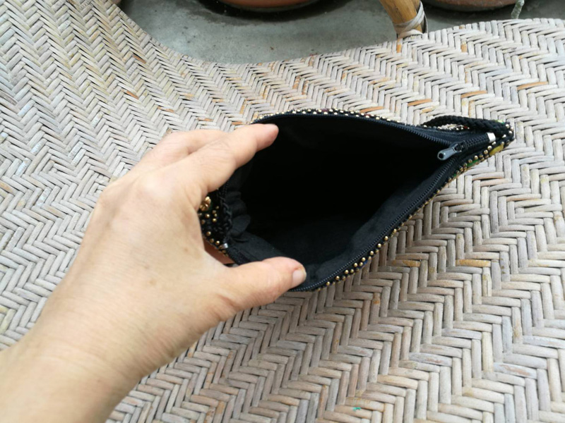 กระเป๋าสะพายแต่งหมุด น่ารักมาก (ของใหม่)