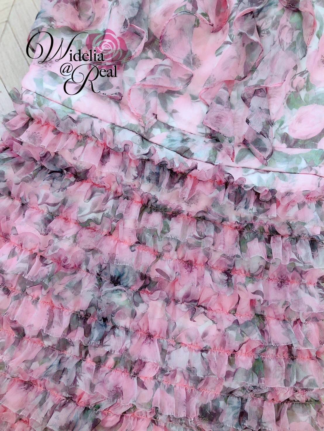 Dress เดรสทรงเข้ารูป แขนกุด อกเย็บเพชรและเย็บไข่มุกเป็นรูปโบว์ อกมีฟองน้ำ ซิปหลัง เนื้อผ้าซิลค์เย็บระบายเป็นชั้นๆมาทั้งตัว ผ้าหนา ไม่บาง ผ้าดีมาก ใส่สบายผิวมาก รุ่นนี้คั ใส่สบาย : สินค้าคุณภาพ (พร้อมส่ง)