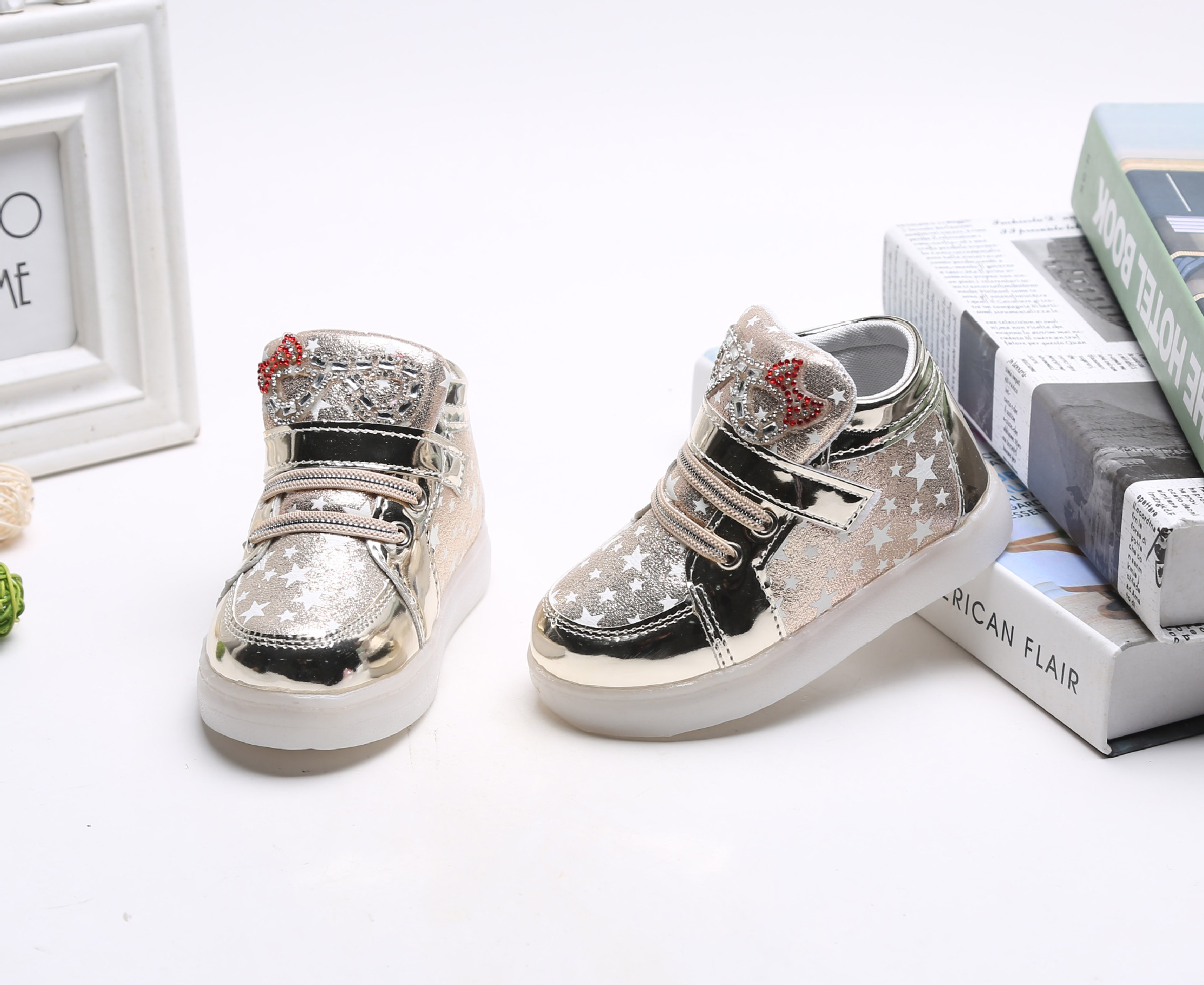 รองเท้าคัชชูเด็กหญิงตัวน้อย สีทองเมทัลลิค มีไฟ+เรืองแสง Size 23