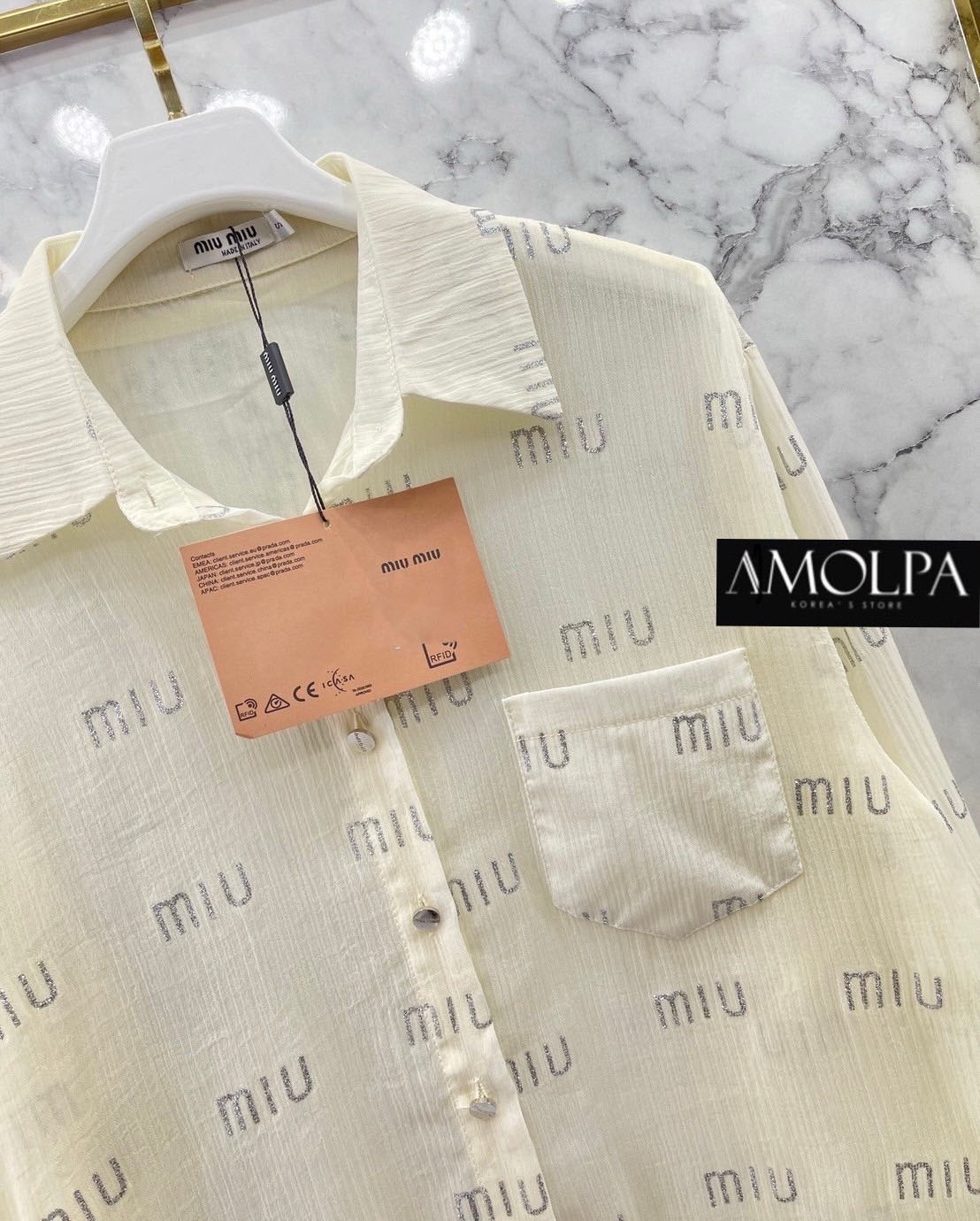 เสื้อเชิ้ตซีทรู MIU MIU หน้าสั้น หลังยาว ปิดก้น ปิดสะโพก สวยหรูดูแพง แสงออก ดีเทลละเอียดทุกจุด ลายใหม่ ใส่สบาย : สินค้าคุณภาพ (พร้อมส่ง)