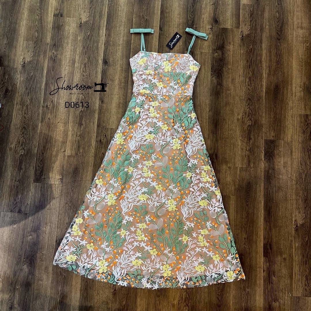 เดรสลูกไม้ทอลายทรงสายเดี่ยวลำตัวเข้ารูปกระโปรงจับจีบระบายแต่งโบว์ไหล่สุดหรู ใส่สบาย : สินค้าคุณภาพ (พร้อมส่ง)