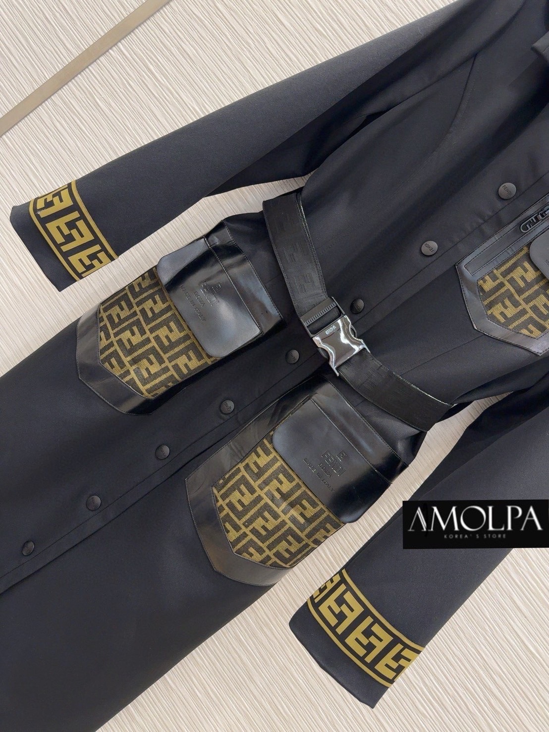 โค้ชตัวยาวจากแบรนด์ FENDI งานHIEND สุดๆ ห้ามพลาด งานดีสุดๆ ค่ะ ใส่แล้วสวย หรู ไฮโซ มาก เป๊ะ เก็บเลยค้า ไม่มีผิดหวัง ใส่สบาย : สินค้าคุณภาพ (พร้อมส่ง)