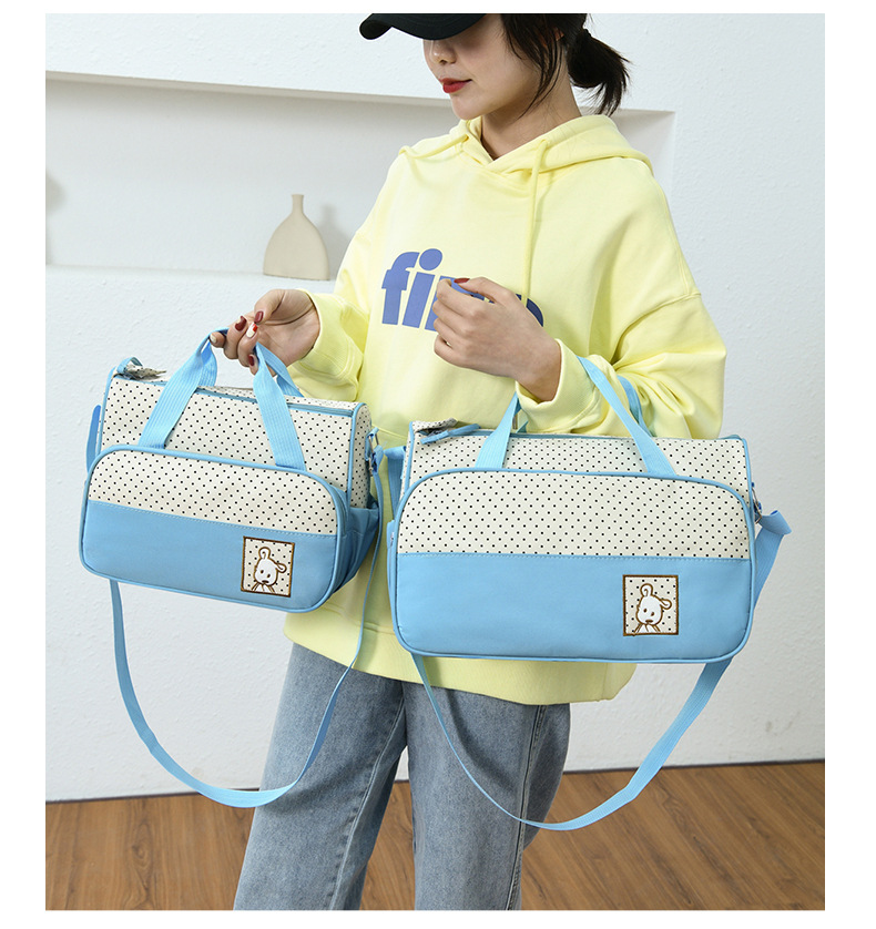 กระเป๋าเด็กอ่อน กระเป๋าคุณแม่ ใส่สัมภาระลูก Set 4 ชิ้น ผ้านุ่มลื่นกันน้ำ ลายจุดน่ารัก อย่างดี