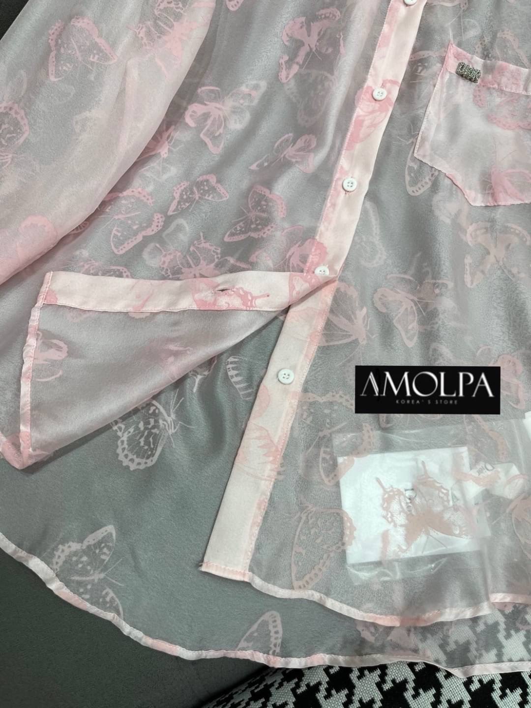 เสื้อเชิ้ตซีทรู CD งานสวยยม๊ากก ลาย ใหม่. งานน่ารักมาก ผ้าใส่สบายมาก ใส่สบาย : สินค้าคุณภาพ (พร้อมส่ง)