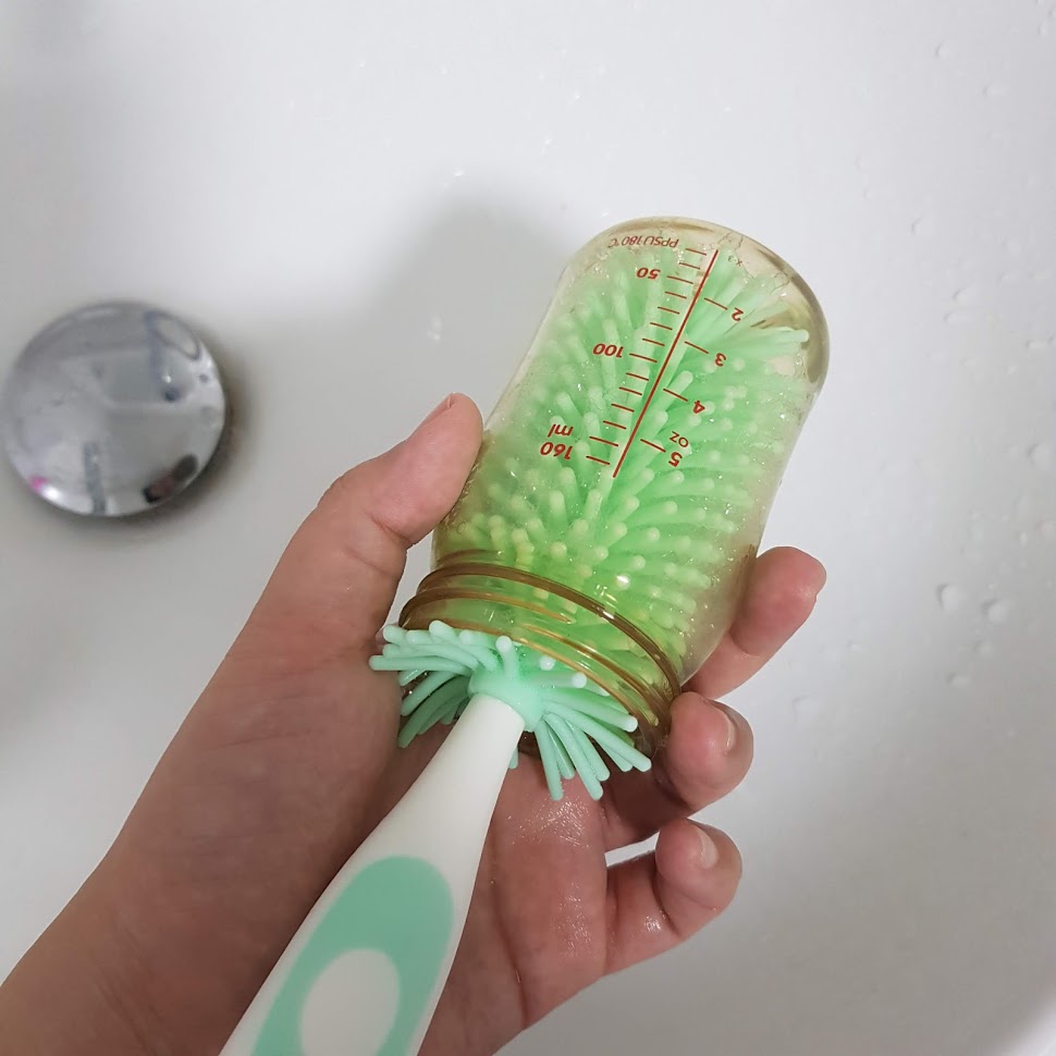 แปรงล้างขวดนมซิลิโคน 360 องศา พร้อมแปรงล้างจุกนมเก็บในด้ามจับ วางตั้งได้