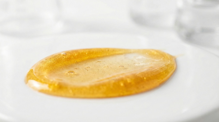 เนื้อสัมผัสเซรั่มวิตามินซีสีทองอำพัน แสดงถึงความเข้มข้นและสีที่ถูกต้องของผลิตภัณฑ์