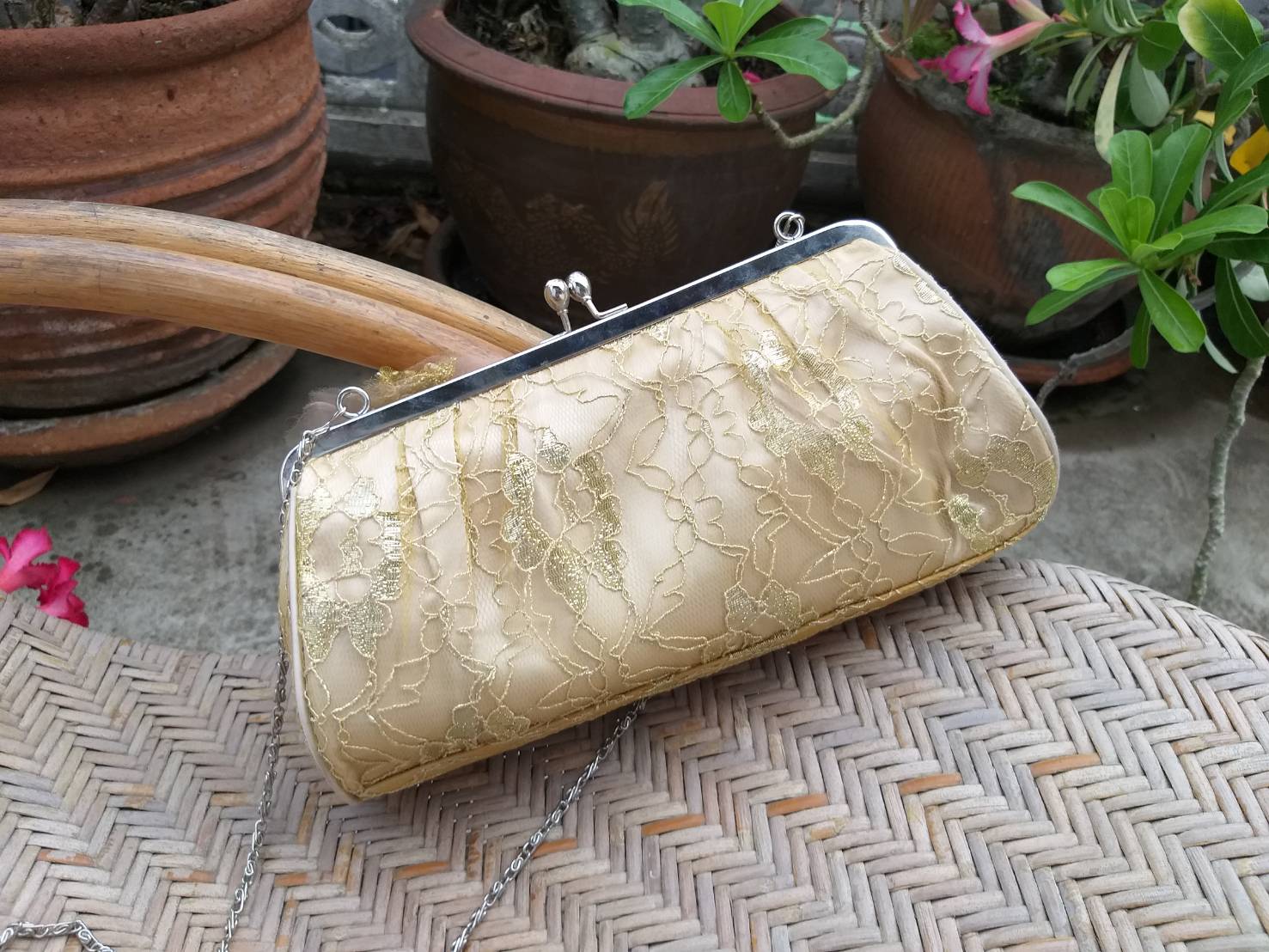 กระเป๋าออกงาน ผ้าสีทองบุผ้าลูกไม้ สวยหรูสุดๆ (ของใหม่)