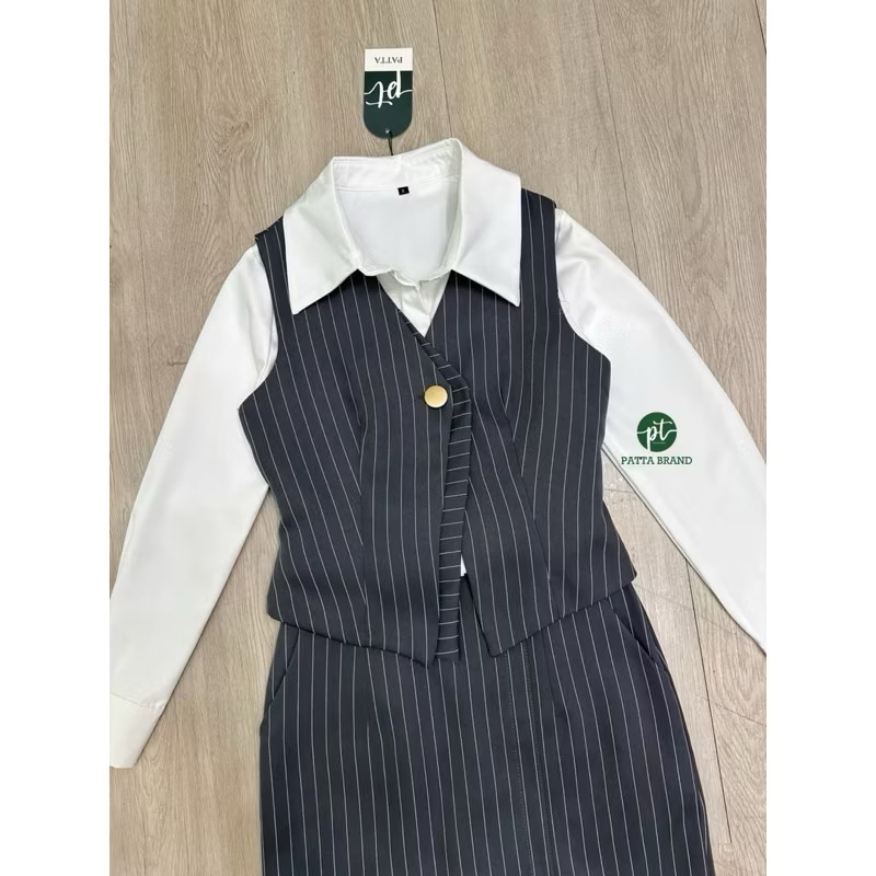 Set 3ชิ้ เสื้อกั๊กคอวีแขนกุดดีไซน์เฉียงเย็บ2ชั้นแต่งกระดุมหน้าใช้งานได้จริง ด้านหลังแต่งเข็มขัดปรับเข้ารูปให้ทรง มาคู่กับเสื้อเชิ้ตตัวในสีขาวมีกระดุมหน้า ดีไซน์เก๋ มาพร้อมกับกระโปรงยาวทรงตรงทรงสอบ ใส่สบาย : สินค้าคุณภาพ (พร้อมส่ง)