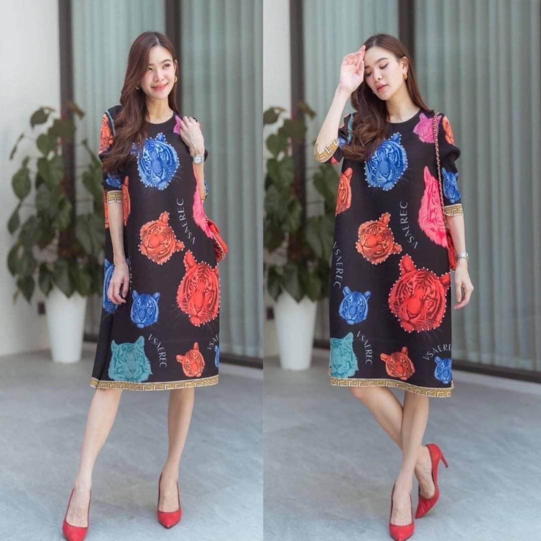 มินิเดรสอัดพลีท แพทเทิร์นคอกลม แขนยาว ลาย Brand งาน Intrend แบบ Premium 👍🏻 👍🏻 สินค้าคุณภาพ (พร้อมส่ง)