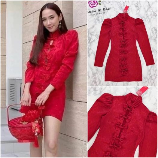 Dress เดรสคอจีนแขนยาวทรงเก๋มาก ลายเก๋สีแดง ด้านหน้าแต่งโบแดงทั้งตัว แอบมีเว้า ช่วงหน้าอกเพิ่มความเซ็กซี่ ทรงสวยเข้า รูปดูดีสุดๆ ใส่สบาย สินค้าคุณภาพ (พร้อมส่ง)