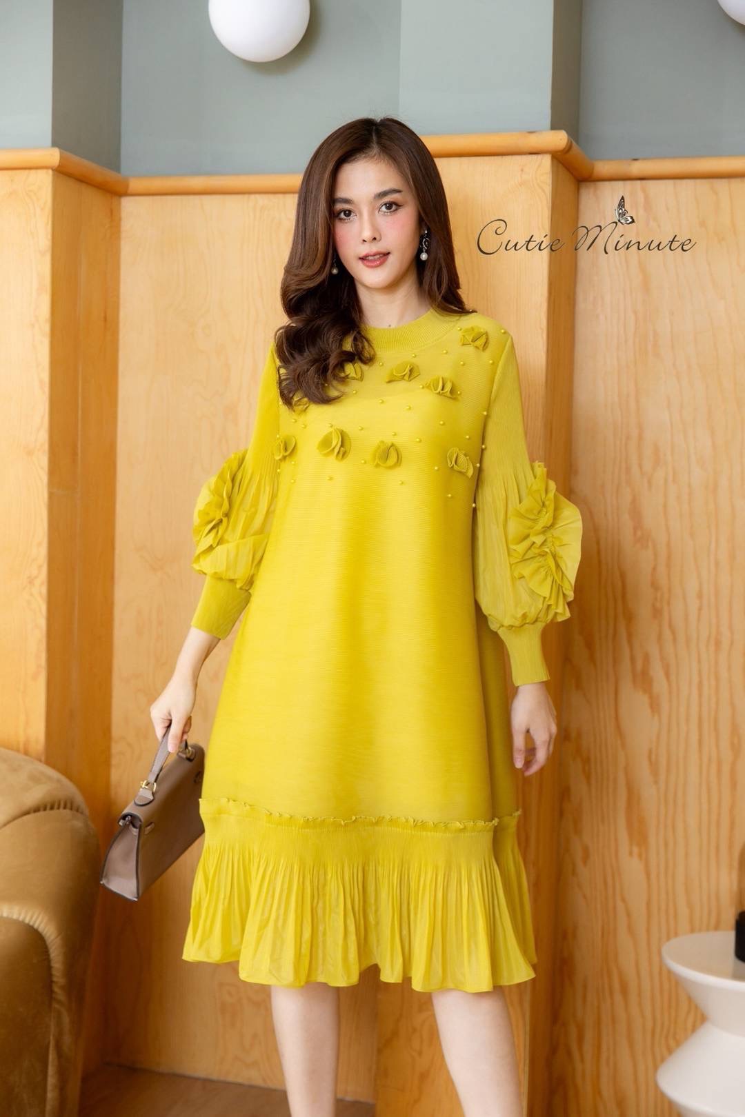 เดรสอัดพลีททั้งตัว ดีเทลการจับแต่งเป็นรูปก้นหอย ประดับด้วยมุกสีเดียวกับชุด ที่แขนแต่งเป็นรูปดอกไม้ ใส่สบาย : สินค้าคุณภาพ (พร้อมส่ง)