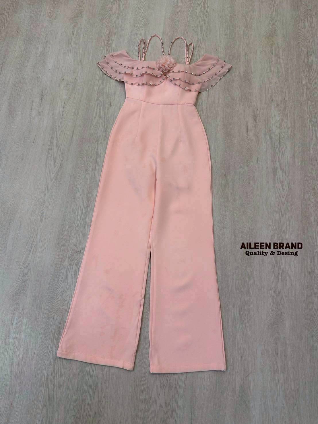 จั๊มสูทขายาว ดีไซน์สายสปาเกตตี้แต่งอะไหล่เพชร ช่วงอกแต่งระบายเป็นชั้นๆยาวปาดไหล่ติดอะไหล่ ตัวจั๊มทรงเข้ารูป กางเกงทรงกระบอกใหญ่ เนื้อผ้าดีมีซับในทั้งตัว ใส่สบาย : สินค้าคุณภาพ (พร้อมส่ง)