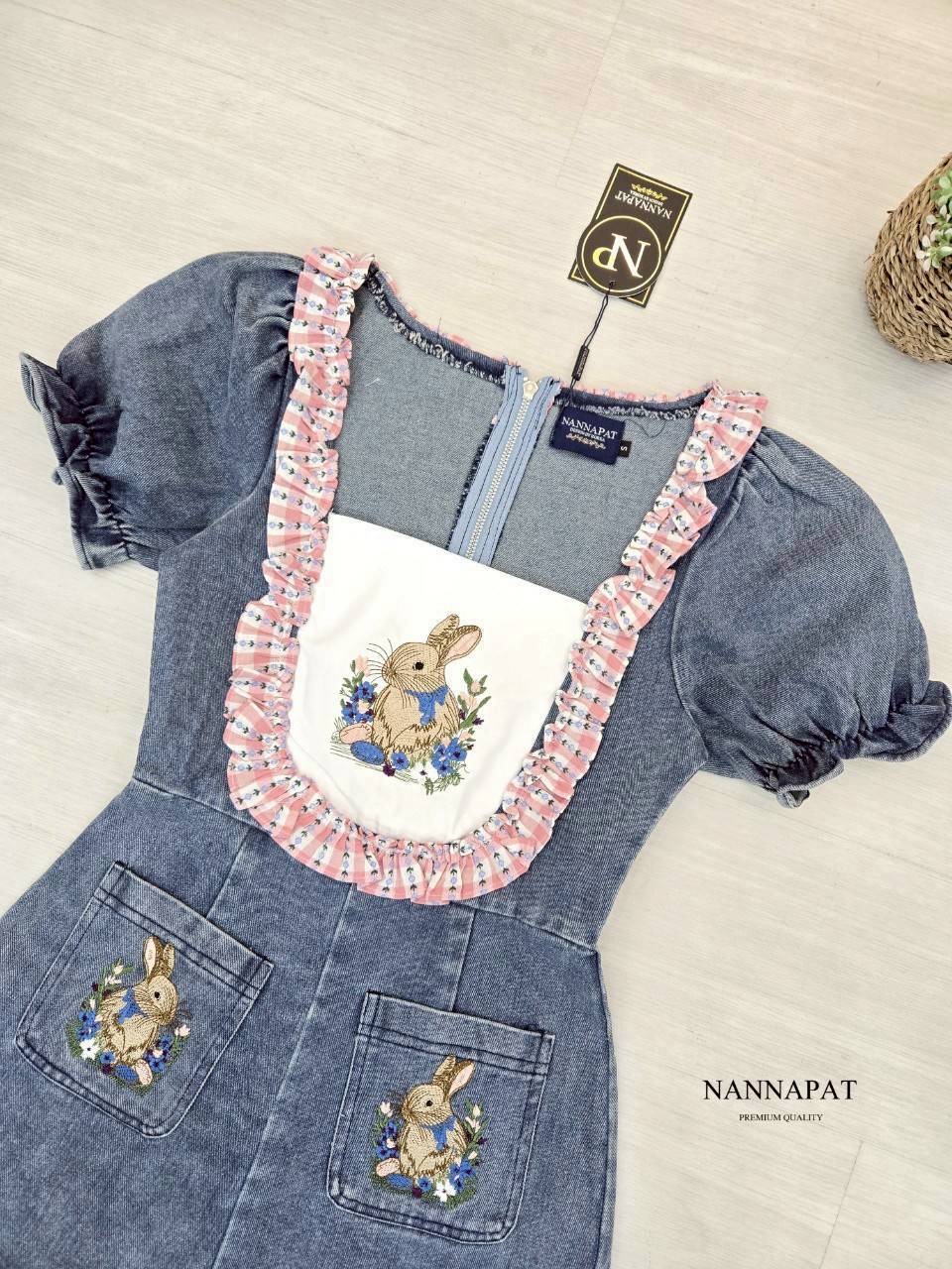 จั๊มสูท งานยีนส์แท้ฟอกสีสวย ปักน้องกระต่ายแน่นๆจึ้ง แต่งระบายน่ารักเก๋ๆ ทรงสวยเป๊ะ ใส่สบาย : สินค้าคุณภาพ (พร้อมส่ง)