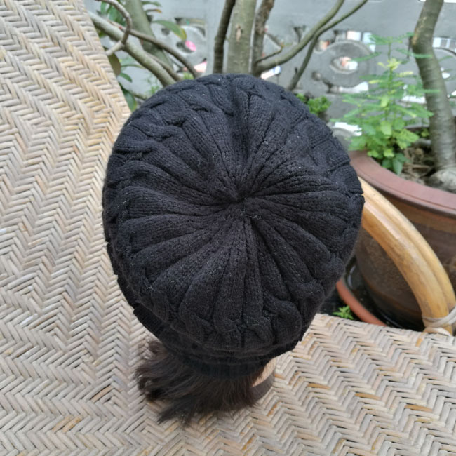 หมวกไหมพรม Uniqlo สีดำพื้น ไหมพรม 2 ชั้น ลายสวย