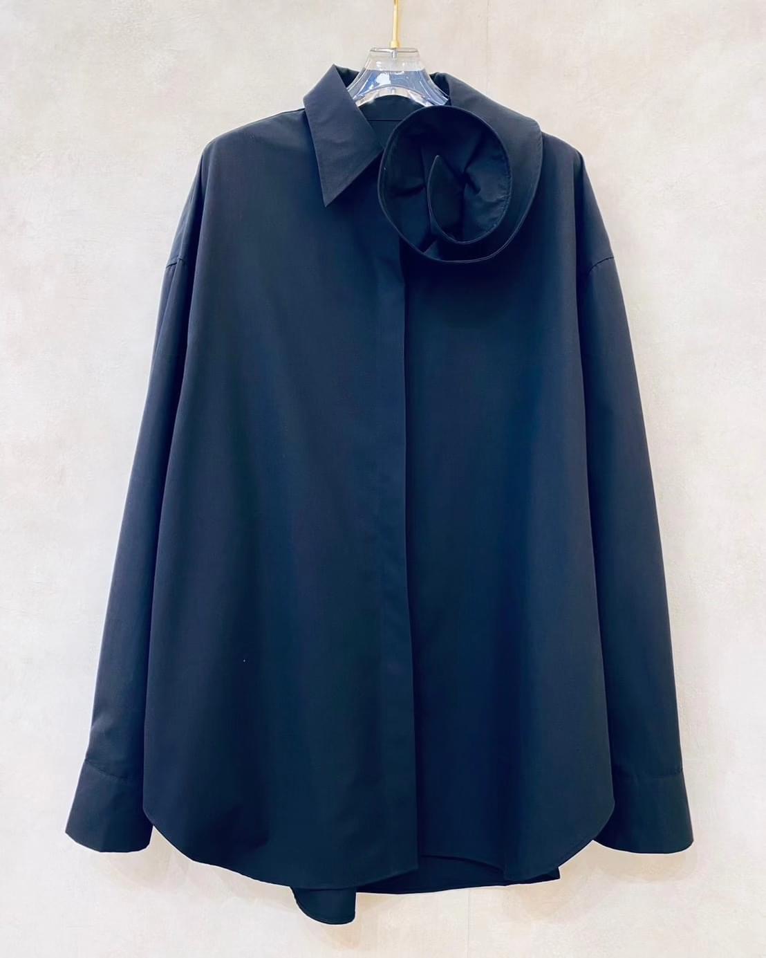 เสื้อเชิ้ตปกคอดอกไม้ ตัวเสื้อเป็นทรงปล่อยๆเท่ห์ๆ คอปกดีไซน์ให้เป็นดอกกุหลาบ ตะเข็บด้านในตัวเสื้อเย็บเก็บขอบอย่างละเอียด เนื้อผ้าเกรดเอ ใส่สบาย : สินค้าคุณภาพ (พร้อมส่ง)