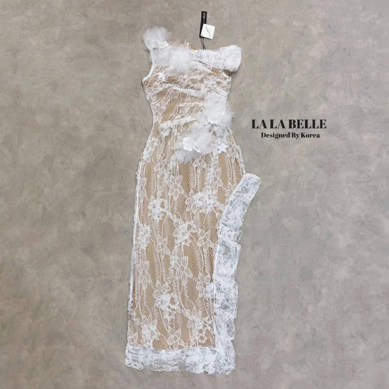 แม็กซี่เดรสลูกไม้คอปาดไหล่1ข้างเอวเข้ารูปเย็บจีบเข้าทรงช่วงเอวกระโปรงยางผ่าข้างยาวเฉียงแต่งดอไม้สามมิติ ใส่สบาย : สินค้าคุณภาพ (พร้อมส่ง)