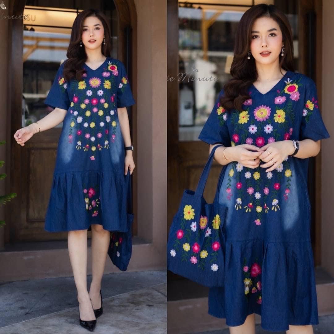 เดรสผ้ายีนส์เนื้อหนาเกรดพรีเมี่ยม เนื้อผ้า มีความยืดหยุ่น ผ้าดีมากค่ะ งานปักฝีมือสวย มากๆค่ะ ดีเทลปักลายดอกไม้สีสันสดใสทั้งตัว ชายกระโปรงจับจีบระบายเล็กๆ ใส่สบาย : สินค้าคุณภาพ (พร้อมส่ง)