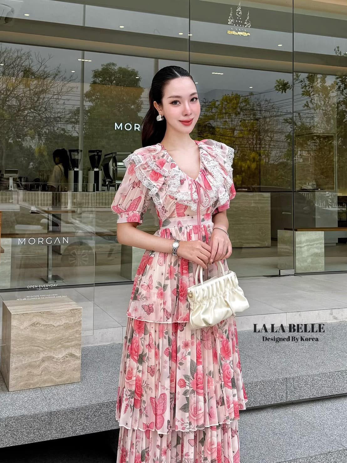 แม็กซี่เดรสลายดอกไม้น่ารักมากคอวีมีสายผูกโบว์แต่งระบายจับจีบช่วงคอและข้างๆคอแขนตุ๊กตาเอวเข้ารูปกระโปรงพีทจับจีบรอบ3ชั้นสวยๆมีซับในถึงปลายชุดใช้ผ้าเยอะมาก ใส่สบาย : สินค้าคุณภาพ (พร้อมส่ง)