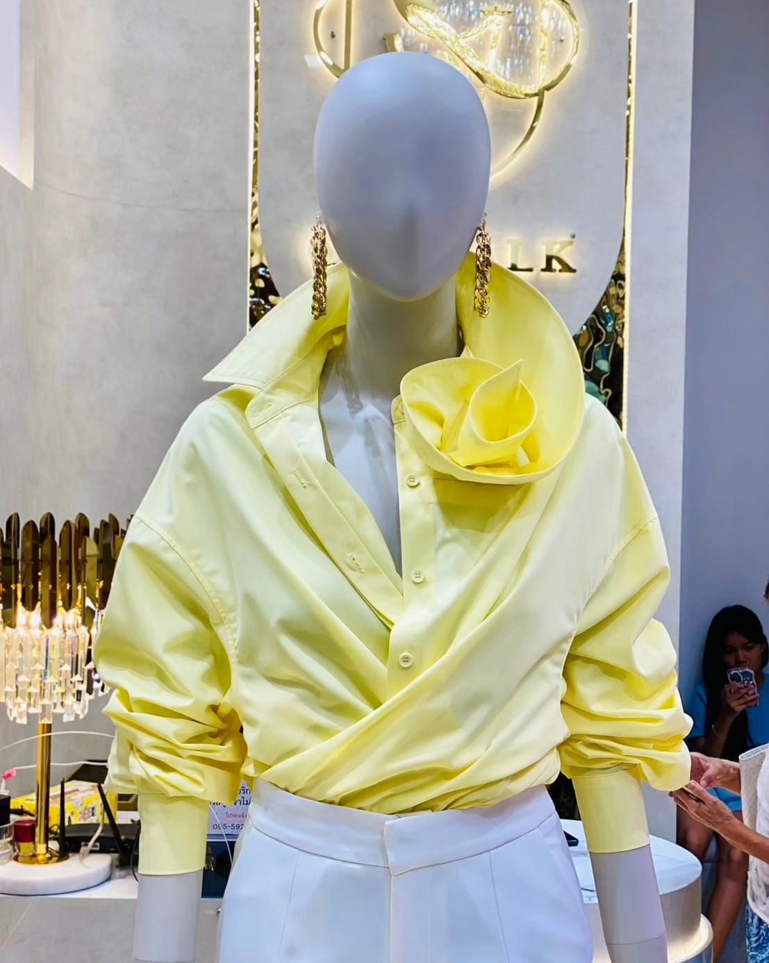 เสื้อเชิ้ตปกคอดอกไม้ ตัวเสื้อเป็นทรงปล่อยๆเท่ห์ๆ คอปกดีไซน์ให้เป็นดอกกุหลาบ ตะเข็บด้านในตัวเสื้อเย็บเก็บขอบอย่างละเอียด เนื้อผ้าเกรดเอ ใส่สบาย : สินค้าคุณภาพ (พร้อมส่ง)