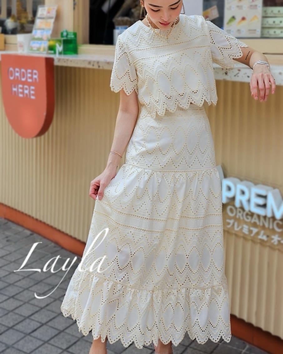 ชุดเซตผ้าปักฉลุลายเก๋ ตัวเสื้อเป็นทรงครอปชาย เชิงหยักมีซิปด้านหลัง แมทกับกระโปรงเอวสูง ใส่สบาย : สินค้าคุณภาพ (พร้อมส่ง)