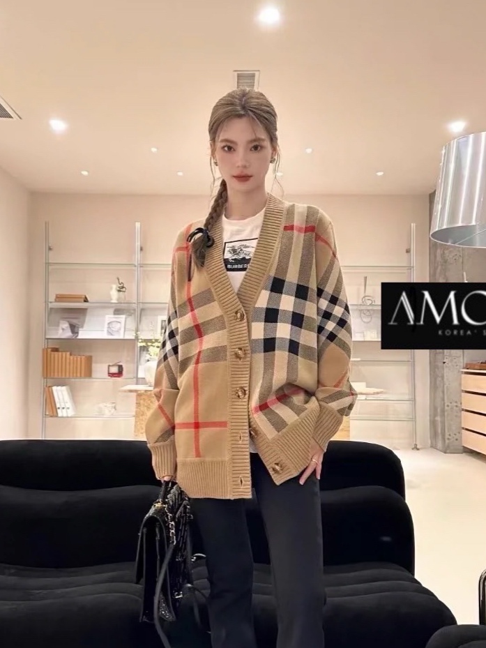 CARDIGAN BURBERRY KNIT เนื้อผ้าดีม๊ากกกก ผ้าใส่สบายมากกกก ห้ามพลาดเลยนะคะ ใส่สบายสุดๆ : สินค้าคุณภาพ (พร้อมส่ง)