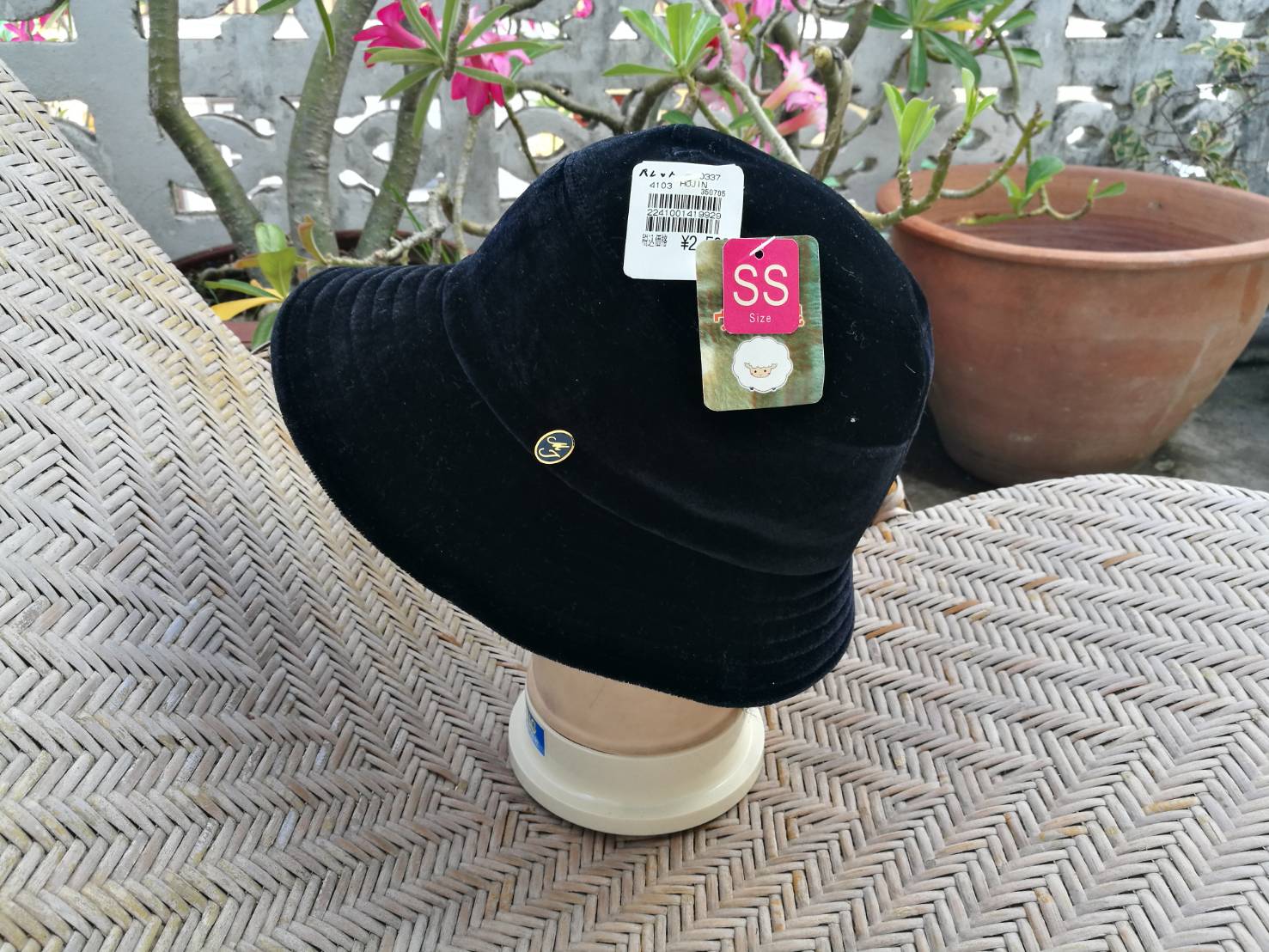 หมวกบักเก็ตผ้าลูกฟูก ราคาป้าย 740บ. (ของใหม่)