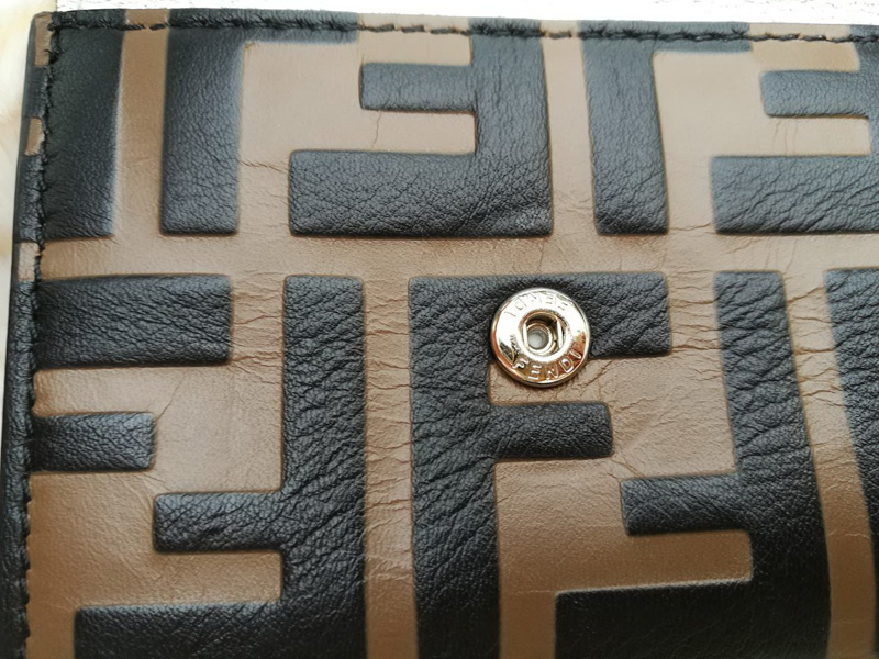 กระเป๋าสตางค์ FENDI MICRO F IS FENDI TRIFOLD WALLET