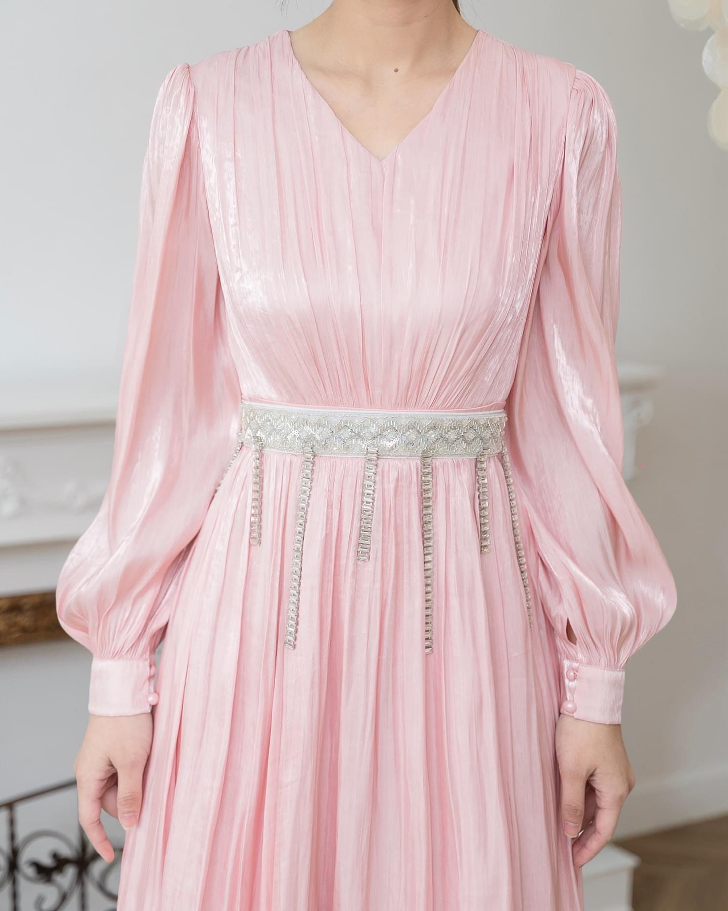 แม็กซี่เดรสเสื้อคอวีแขนยาว กระโปรงบาน ดีเทลตัวเสื้อเดรปแบบรูดใต้อกและกระโปรง ใส่สบาย : สินค้าคุณภาพ (พร้อมส่ง)