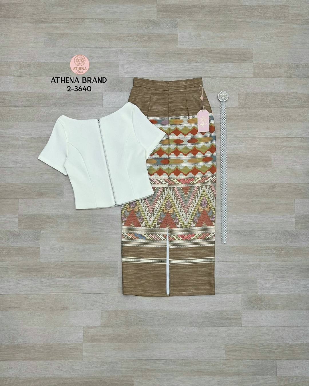 Set 3ชิ้น เสื้อ+กระโปรง+เข็มขัด เสื้อดีไซน์ด้านหน้าตกแต่งกระดุมเรียงหลอก มีซับใน สวมใส่แบบซิปด้านหลัง แมตช์มาคู่กับกระโปรงพิมพ์ลายป้ายทบคล้ายงานผ้าซิ่นป้ายสำเร็จทรงเข้ารูป ใส่สบาย : สินค้าคุณภาพ (พร้อมส่ง)