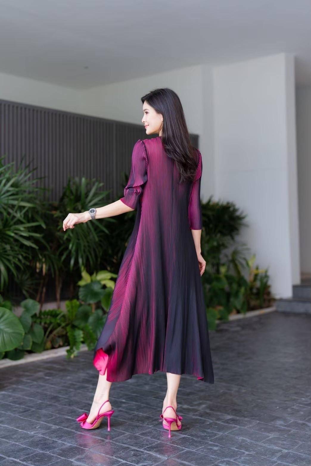 เดรสแขนสั้น คอกลมงาน AA Premium งานอัดพลีททรงA ทรงป้ายสไลด์ไปด้านข้าง พลีทเนื้อเดียวกับงาน Brand สวย Best Quality✔️ ตัดต่อพลีท 3 สี เย็บด้วยเทคนิคพิเศษ ใส่สบาย : สินค้าคุณภาพ (พร้อมส่ง)