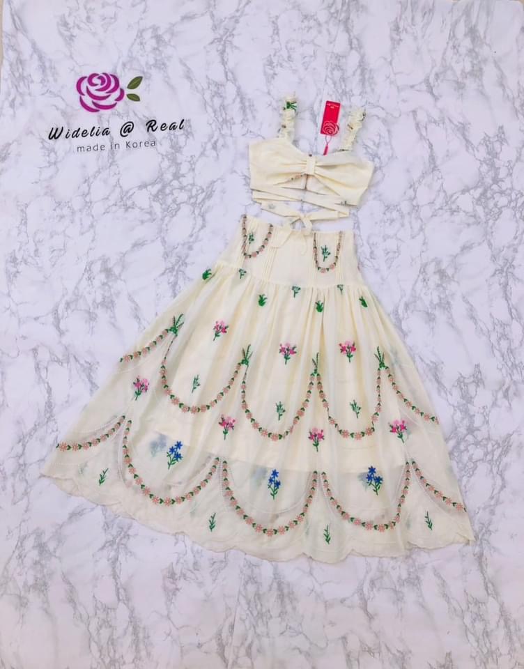 เซตเสื้อบราตัวสวยทรงดี มีกิมมิคสายพันรอบเอวผูกโบเก๋ มาเค้าชุดกับ กระโปรงทรงเอบานพริ้วสวย ใส่สบาย สินค้าคุณภาพ (พร้อมส่ง)