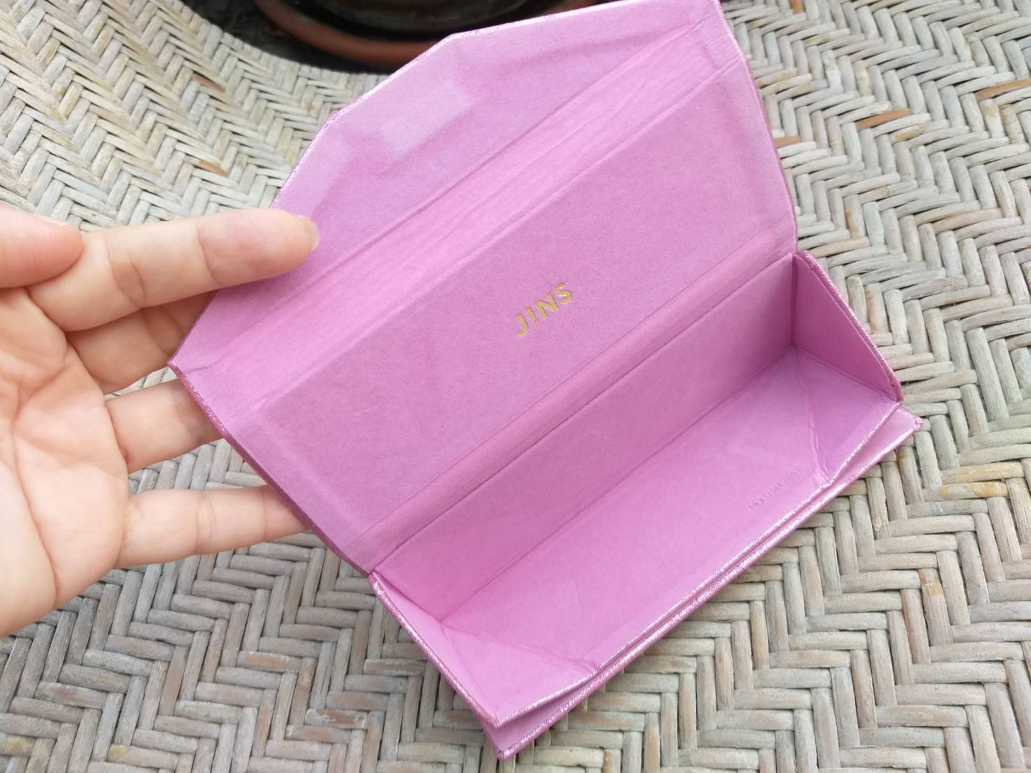 กล่องแว่น JiNS กล่องสามเหลี่ยม สุดเก๋