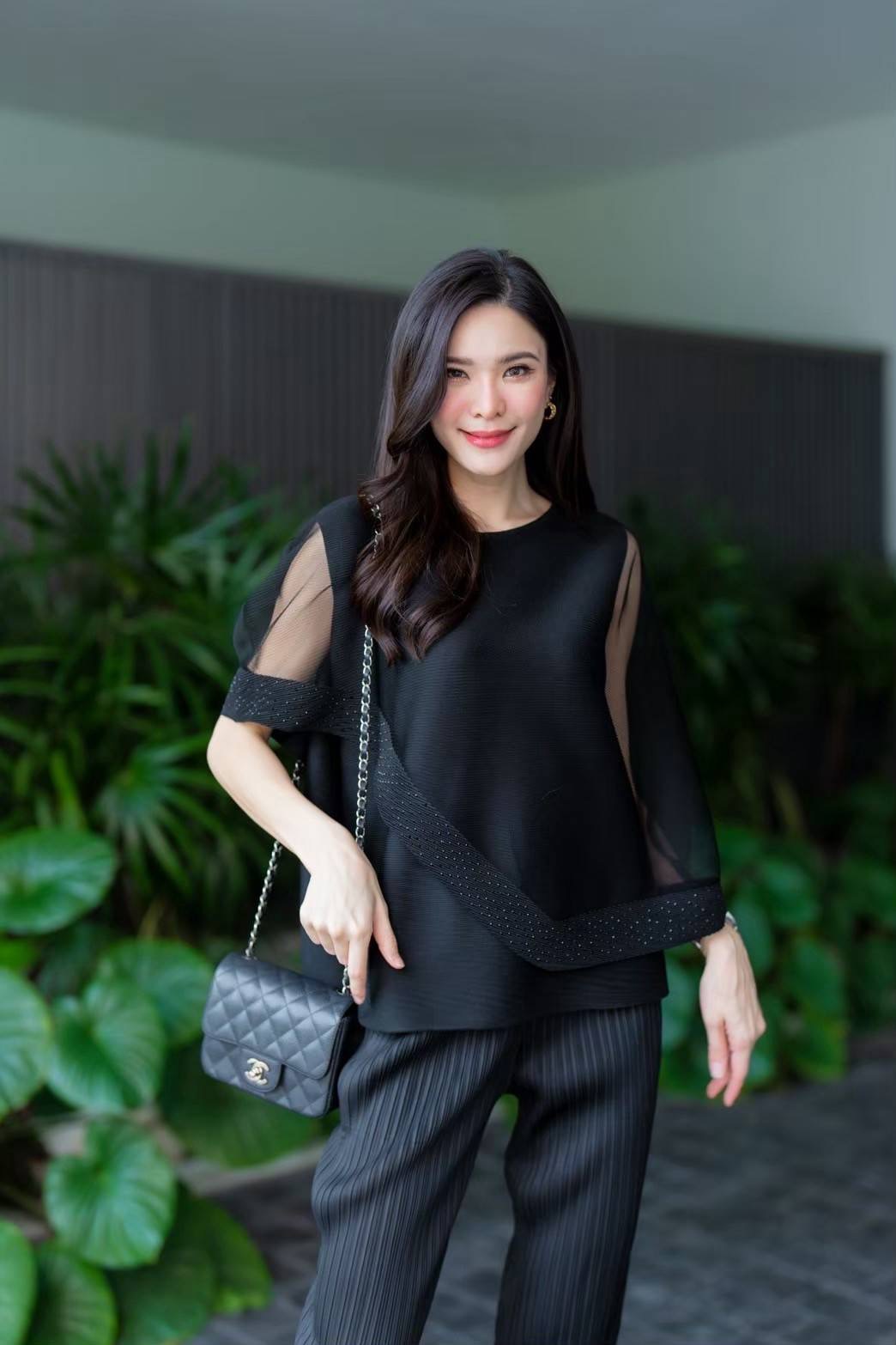 ชุดเซตผ้าอัดพลีทเนื้อดี งาน AA Premium ดีเทลตัดต่อผ้าซีทรู ระบายด้านนอก สวยฉ่ำ +กางเกงทรงกระบอกอัดพลีท ใส่สบาย : สินค้าคุณภาพ (พร้อมส่ง) สำเนา