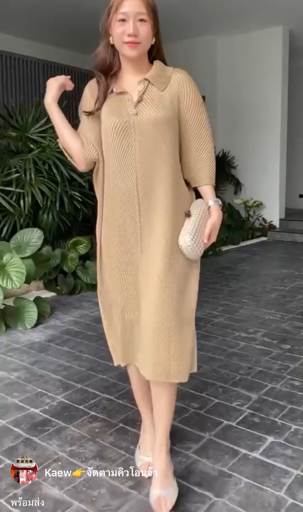 เดรสพลีท คอปก ทรงแขน 4 ส่วน แต่งกระดุมสีทองช่วงคอปก เพิ่มความ แกรม ⚜️⚜️ความยาวกำลังดี อัดพลีทลายเกลียวเชือก 🥨 ใส่สบาย : สินค้าคุณภาพ (พร้อมส่ง)