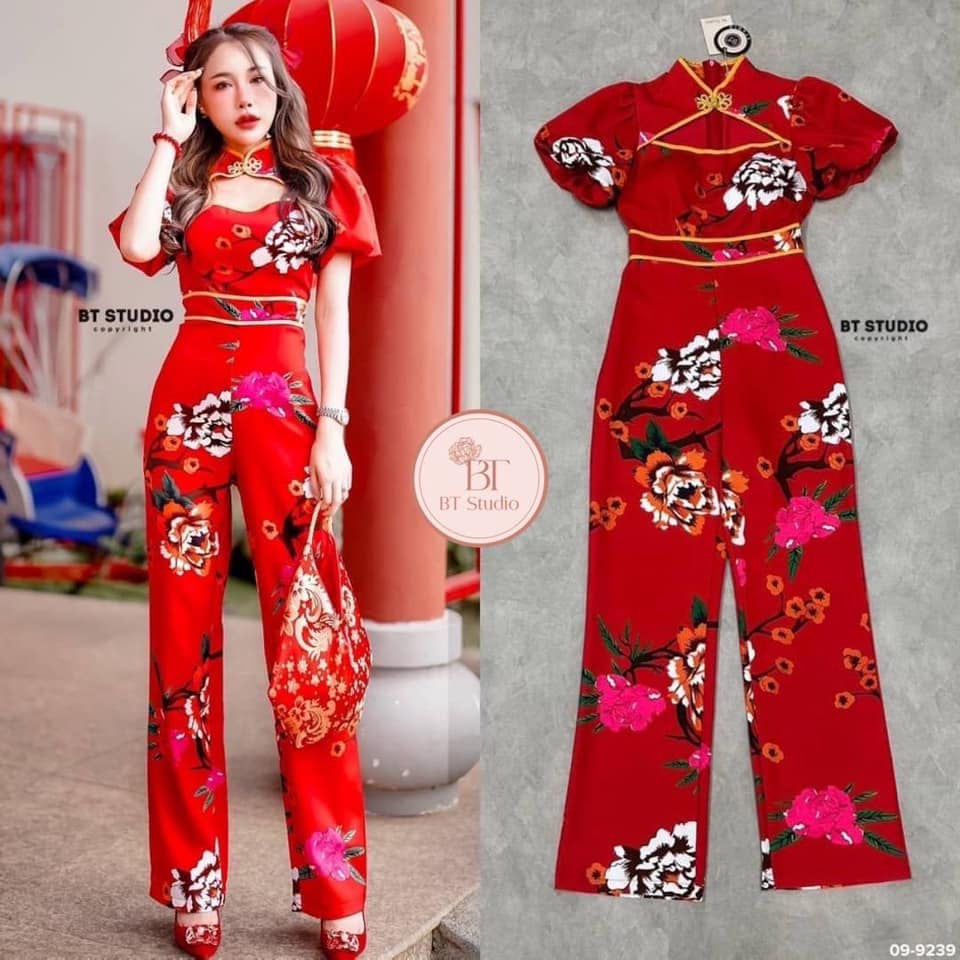 ชุดจั้มสูทขายาวแขนสั้นช่วงคอแต่งกระดุมจีน แต่งเว้าช่วงเนินอกเล็กน้อย งานพิมพ์ลายดอกไม้แต่งตัดพื้นสีแดงแต่งด้วยขอบรอบคอและเอว ใส่สบาย : สินค้าคุณภาพ (พร้อมส่ง)