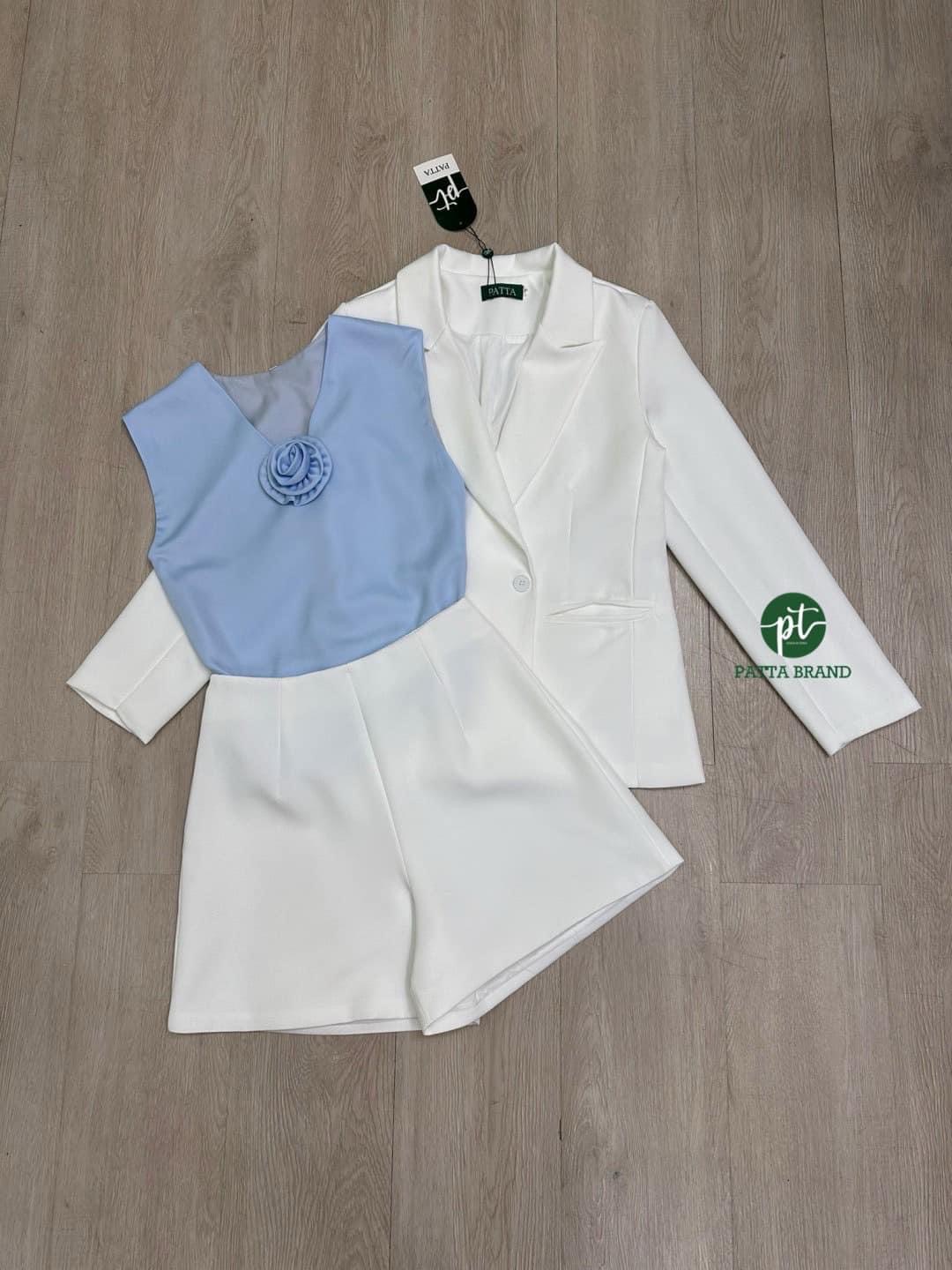 เซต3ชิ้น เสื้อคลุมสูทแขนยาวมีกระดุมหน้า และมีกระเป๋า2ข้างล้วงได้เก๋ๆ มาพร้อมเสื้อตัวในแขน กุดสีฟ้ามีซิปข้าง ผ้าพริ้วลื่นใส่สบายใส่แมทช์ทับในคู่ กับกางเกงสวยลงตัวมากและยังมีเข็มกลัดดอกไม้D ติดที่อกคุ้มสุดๆ มาคู่กับกางเกงขาสั้น ใส่สบาย : สินค้าคุณภาพ (พร้อม