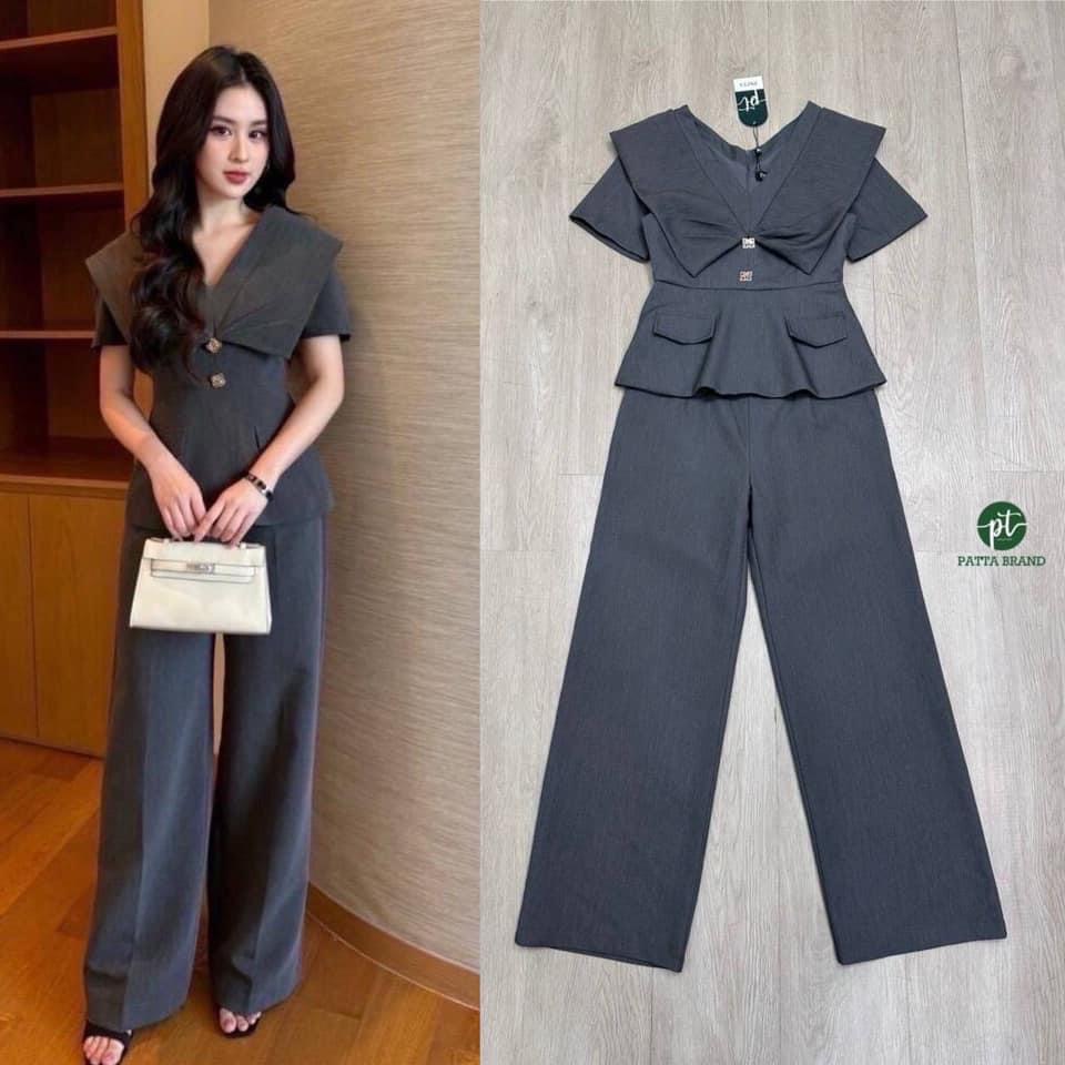 Set 2 ชิ้น สีเทาเสื้อตัวยาวดีไซน์คอวี แขนสั้นแต่งผ้าเป็นปกใหญ่คลุมถึงช่วงไหล่ เดิน ตะเข็บเป็นเส้นสร้างเทกเจอร์ และแต่งเข็มกลัด อะไหล่ทองช่วงอก ( มีซิปหลังซ่อนอย่างดี ) ชาย เสื้อแต่งปกกระเป๋าหลอกทั้งสองข้าง มาพร้อมกับ กางเกงขายาวทรงกระบอกใหญ่ ใส่สบาย : สิน