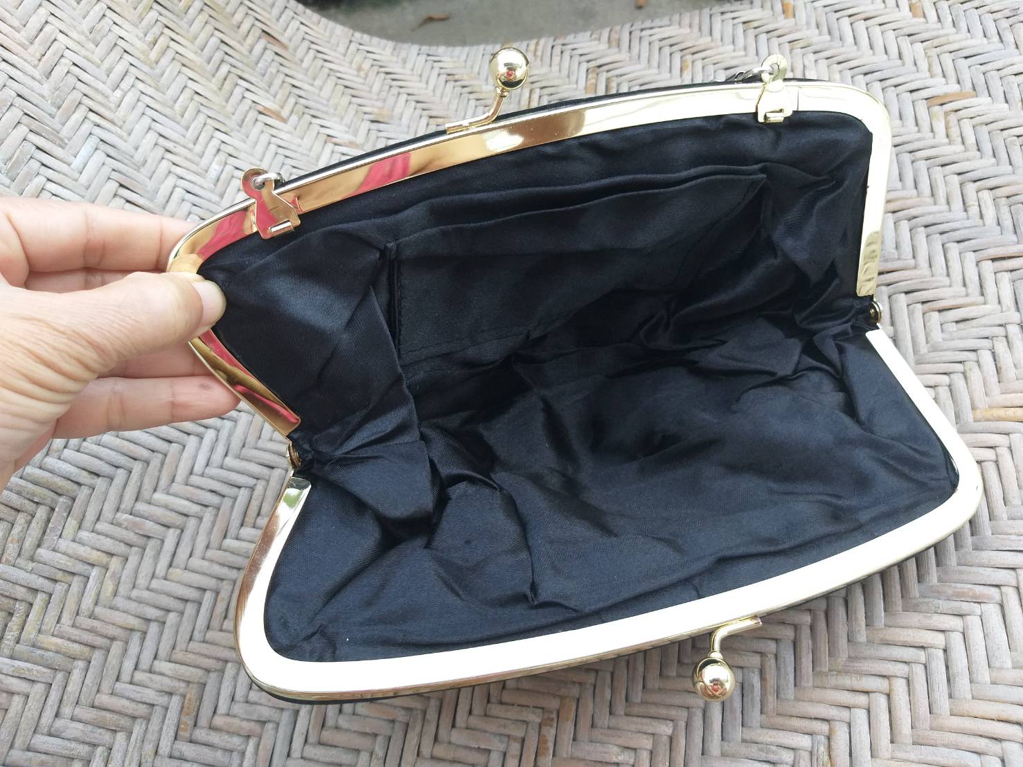 กระเป๋าออกงาน ทรงเฉียง เก๋มาก สวยมาก (ของใหม่)