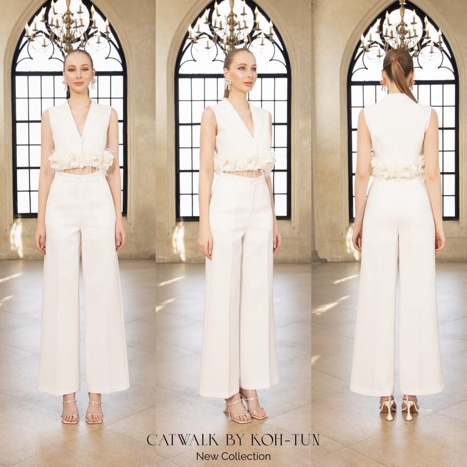 เซตครอปสูทแต่งดอกไม้ขนนกประดับมุก +กางเกงขายาว เอวสูง ทรงสวย เนื้อผ้าเกรดเอ ใส่สบาย สินค้าคุณภาพ (พร้อมส่ง)