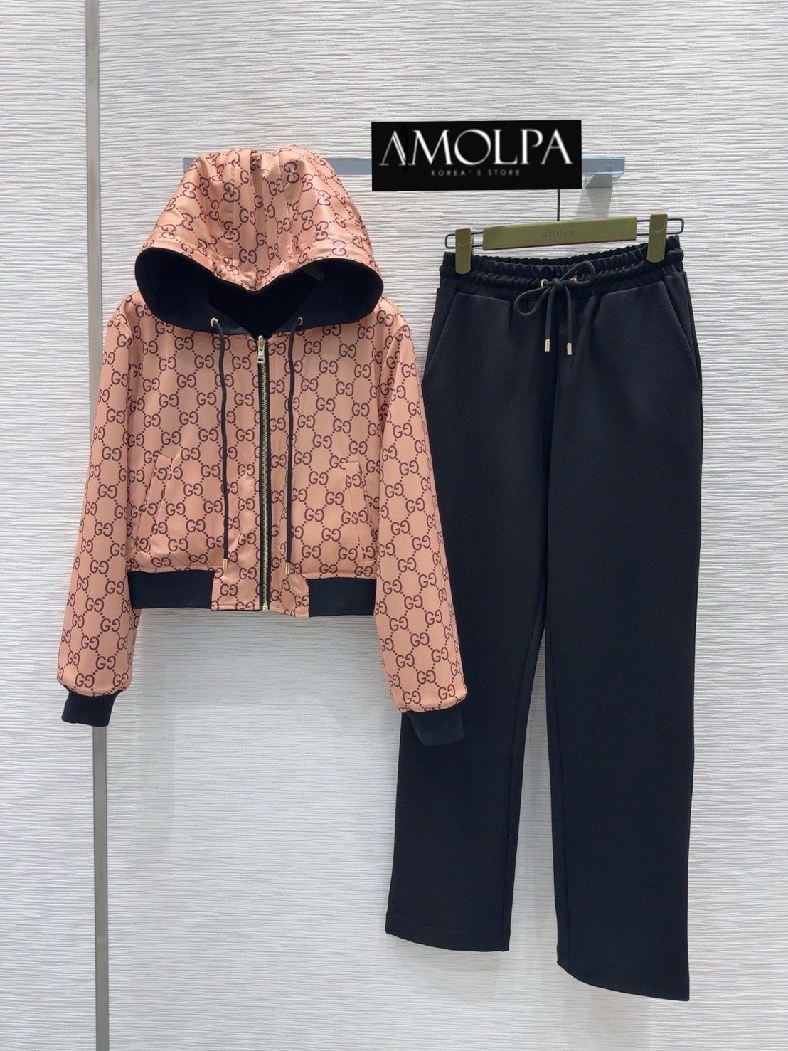 SET JACKET GG งาน hiend ใส่ได้ทั้ง 2 ด้าน ด้านเรียบ ด้านลาย GG สวยหรูดูแพง เนื้อผ้าดีม๊าก ผ้าใส่สบายมากก ใส่สบาย : สินค้าคุณภาพ (พร้อมส่ง)