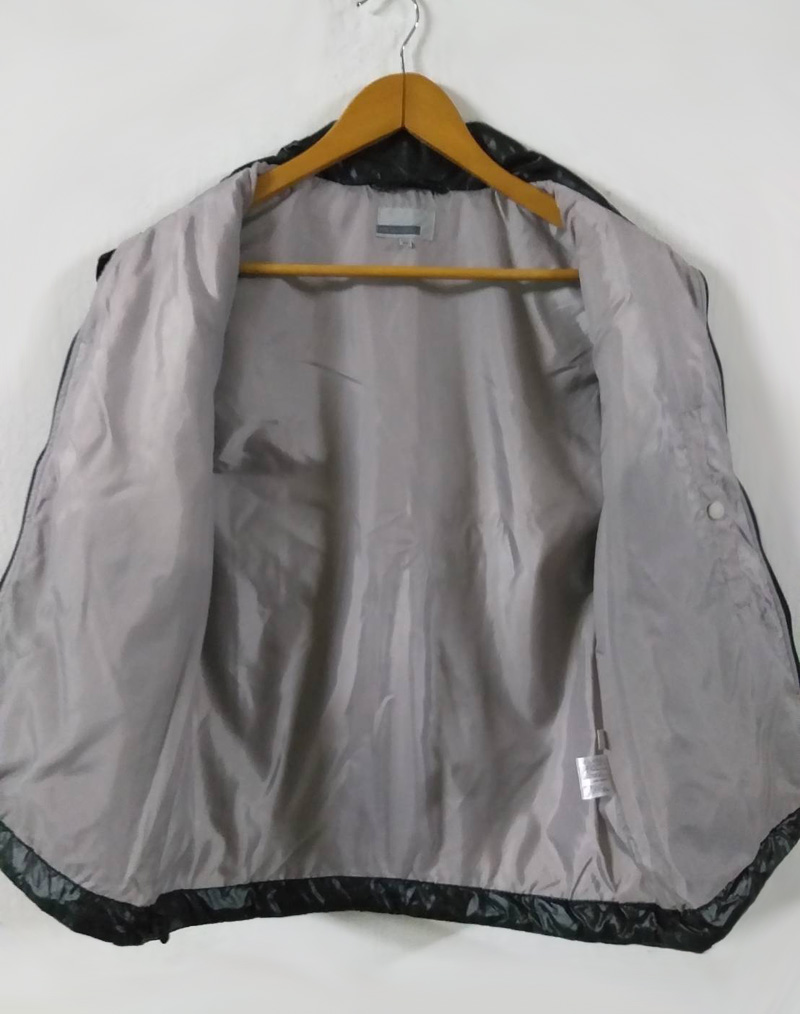 เสื้อกั๊กนวม Uniqlo อก44 ผ้าร่มสีดำ