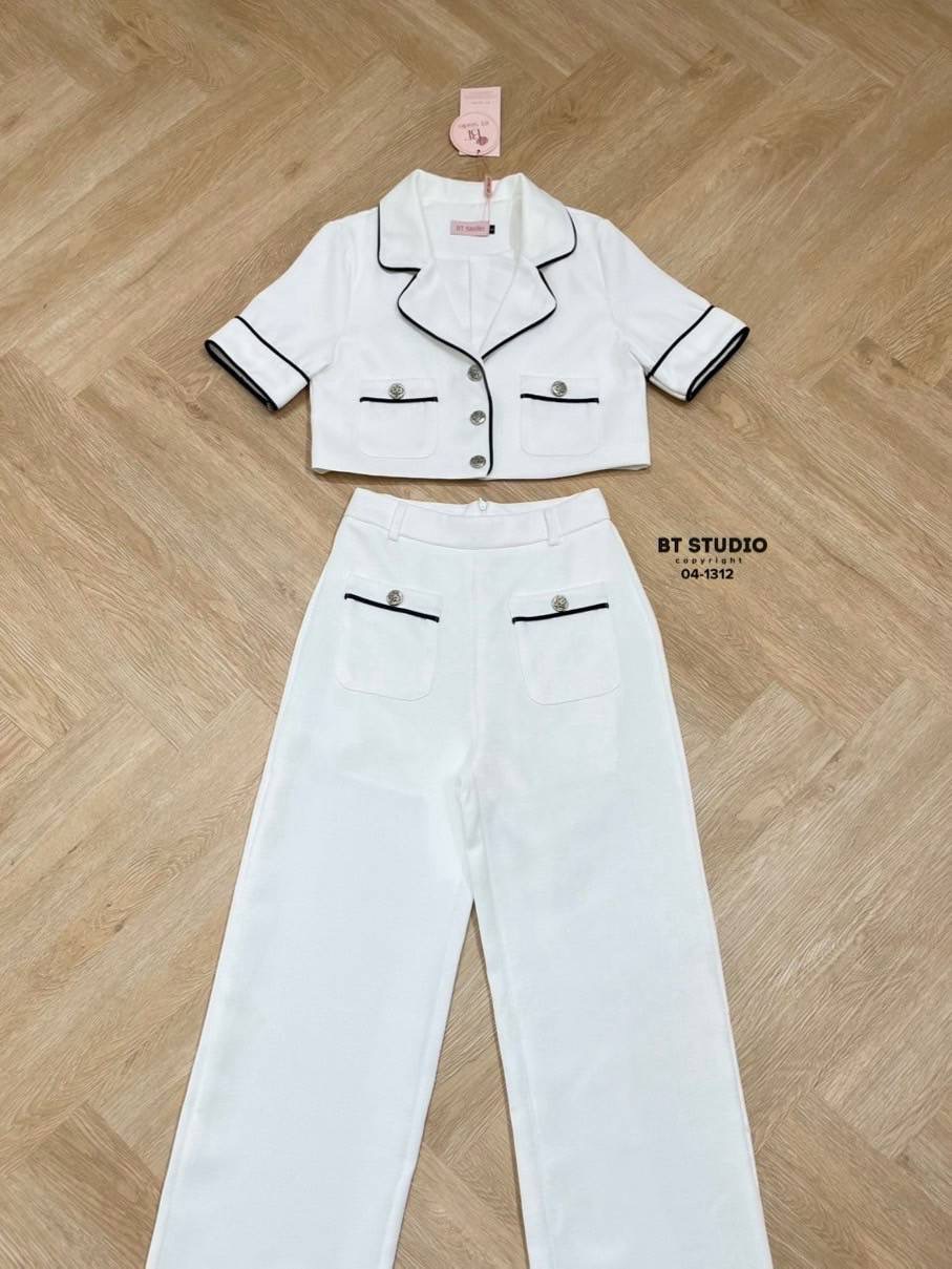 เซท 2 ชิ้น เสื้อเบเซอร์แขนสั้นคอปกกระดุมหน้า กระเป๋าใช้งานได้จริง แต่งแทบกุ้นติดกระดุมบนกระเป๋า มาพร้อมกางเกงขายาวกระเป๋าหน้าใช้งานได้จริง ใส่สบาย : สินค้าคุณภาพ (พร้อมส่ง)