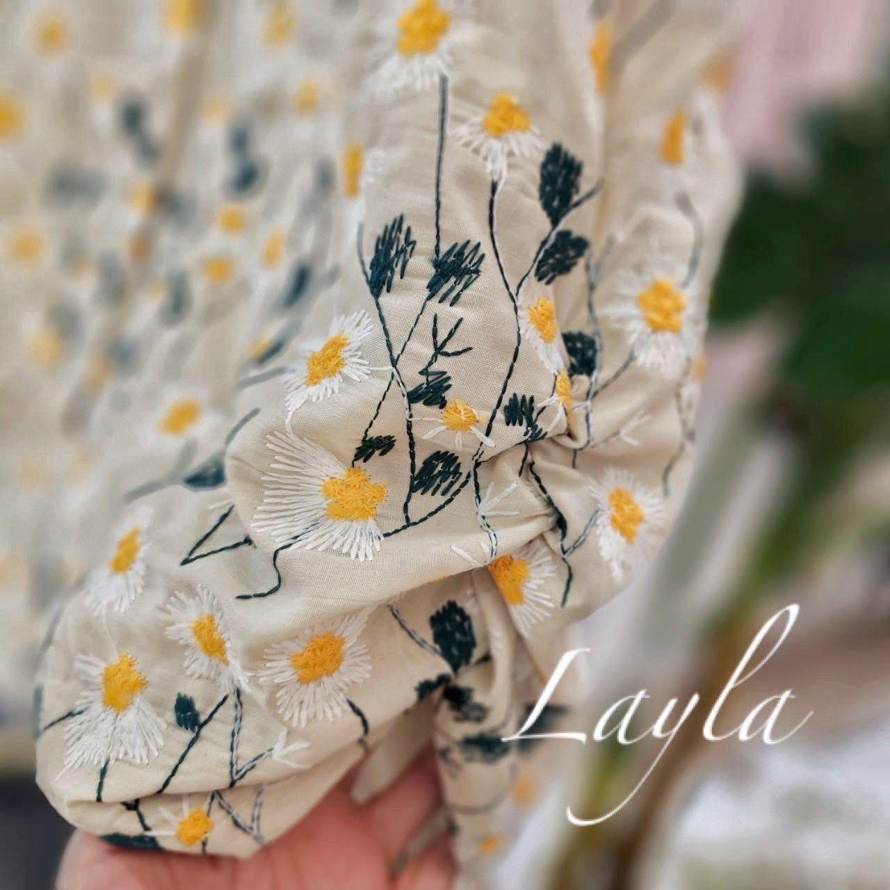 เสื้อเชิ้ตปักดอกเดซี่แขนกุดเบิ้ลแขนเก๋ ดีเทลเย็บสม็อคด้านข้างเข้าเอว งานมีซับในตัวอย่างดี ใส่สบาย : สินค้าคุณภาพ (พร้อมส่ง)