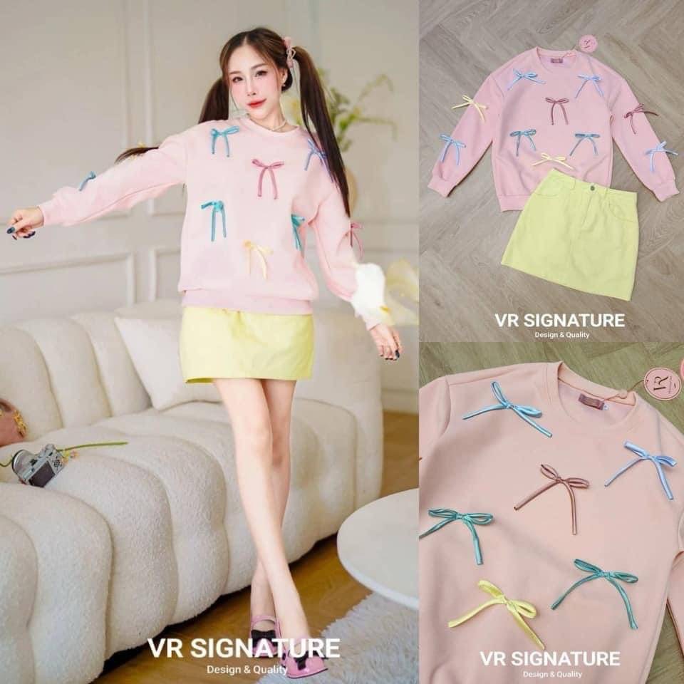 Set เสื้อสเวตเตอร์แขนยาว แต่งปักโบว์สีสันน่ารัก ใส่รับลมหนาวค่ะ มาพร้อมกระโปรงสั้นยีนส์สั้นสีเข้ากัน ด้านในมีกางเกง สินค้าคุณภาพ (พร้อมส่ง)