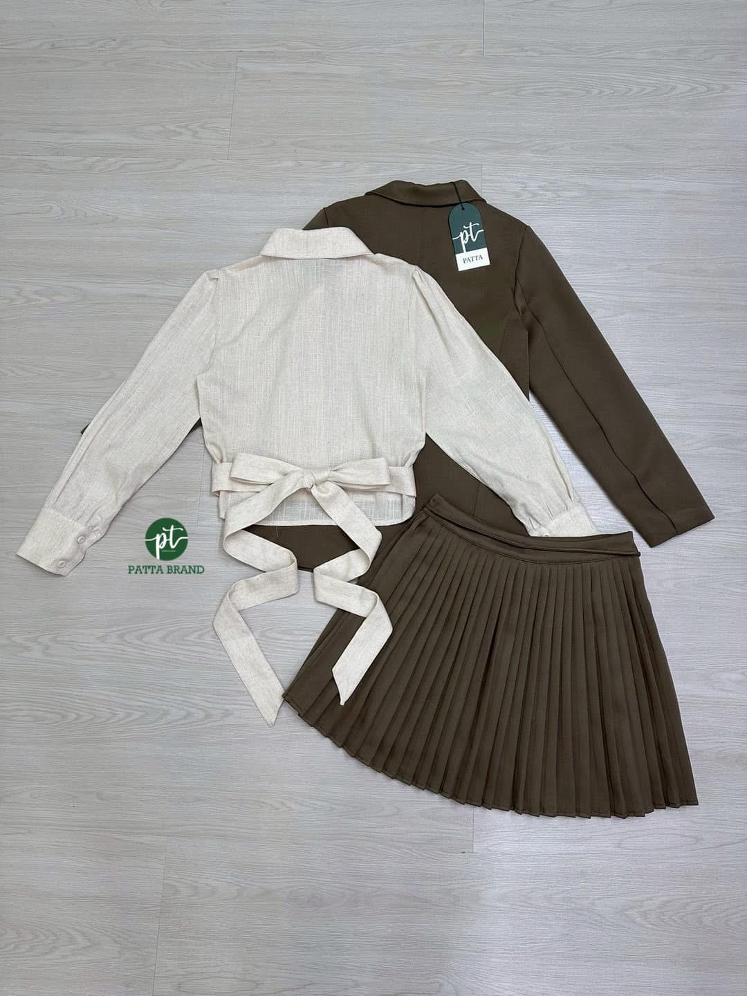 Set 3 ชิ้น เสื้อเชิ๊ตคอบัวแขนยาวด้านหน้ามีกระดุมใช้งานได้จริงและจับจีบที่ตัวเสื้อดีเทลสายผูกหลัง เนื้อผ้ามิลินไม่บาง มาคู่กับเสื้อคลุมสูทแขนยาว มีกระดุมหน้าและมีกระเป๋าล้วงได้เก๋ๆ มาพร้อมกับกระโปรงสั้น ใส่สบาย : สินค้าคุณภาพ (พร้อมส่ง)