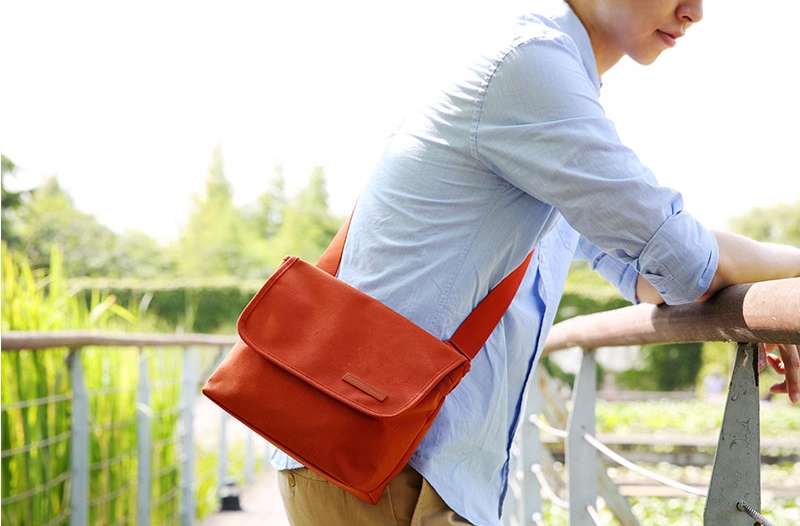 DINIWELL 2 Way MESSENGER BAG เป็นได้ทั้งสะพายข้าง-ไหล่ และสะพายหลัง ขนาดใหญ่ ใส่ได้ทั้งทำงาน ท่องเที่ยว ช่องเยอะ น้ำหนักเบา ผลิตจากไนล่อนคุณภาพสูง กันน้ำ มี 4 สีให้เลือก