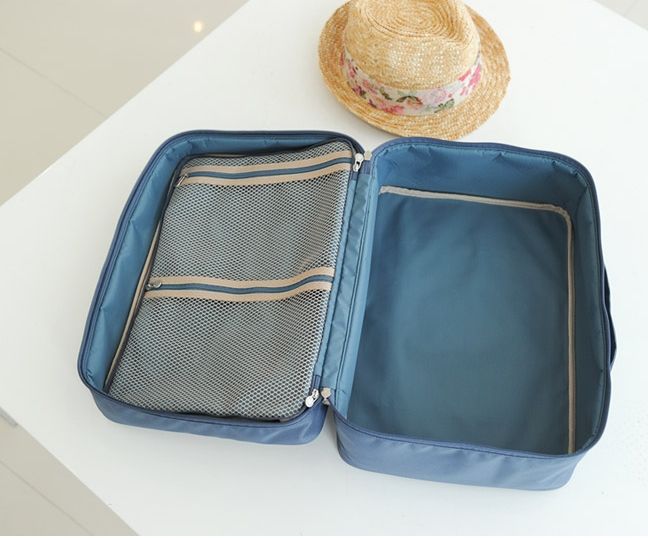 กระเป๋าจัดระเบียบเดินทาง, กระเป๋าจัดระเบียบเสื้อผ้า เสียบที่จับของกระเป๋าเดินทางได้ มีช่องใส่สองชั้นกั้นด้วยช่องตาข่าย ผลิตจากโพลีเอสเตอร์กันน้ำ