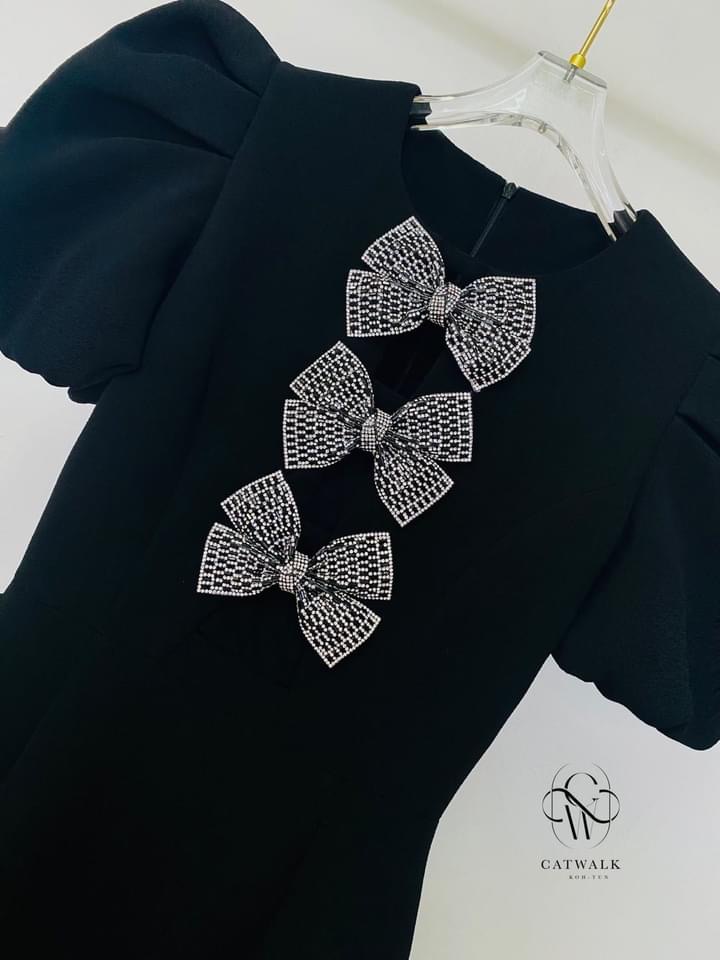 เดรสแขนพองแต่งโบว์เพชรอก เนื้อผ้าเกรดเอ ตัวชุดเป็นทรงเข้ารูป กระโปรงเป็นทรงA สินค้าคุณภาพ (พร้อมส่ง)