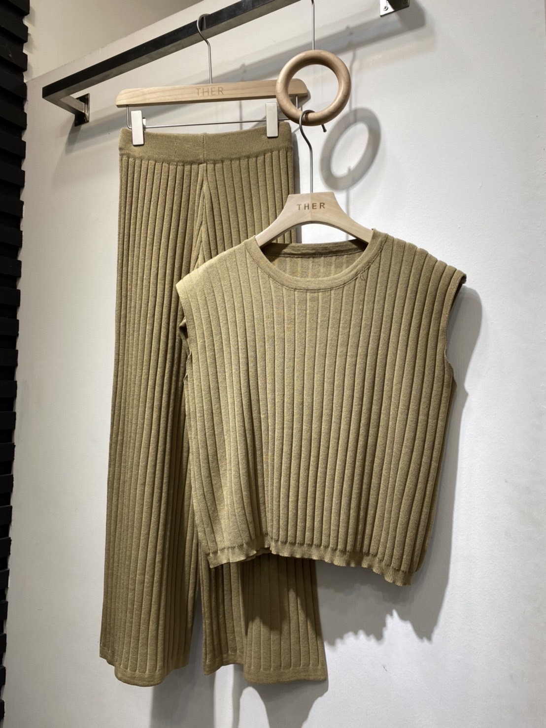 ชุดSet เสื้อแมตซ์กางเกงขายาวเข้าชุด ตัวเสื้อกึ่งๆแขนปีกค้างคาวสามารถใส่แยก ได้ด้วยน้า ใช้ผ้าเนื้อดี ใส่สบาย : สินค้าคุณภาพ (พร้อมส่ง)