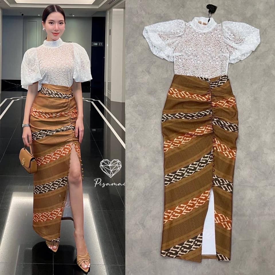 เซ็ตเสื้อลูกไม้ฉลุสีขาวทรงบอลลูน มาคู่กับกระโปรงลูกไม้ผ้าถุงตัวยาวผ่าสูงกระดุม แพทเทิ้นสวยมากค่า สวยหรู สินค้าคุณภาพ (พร้อมส่ง)